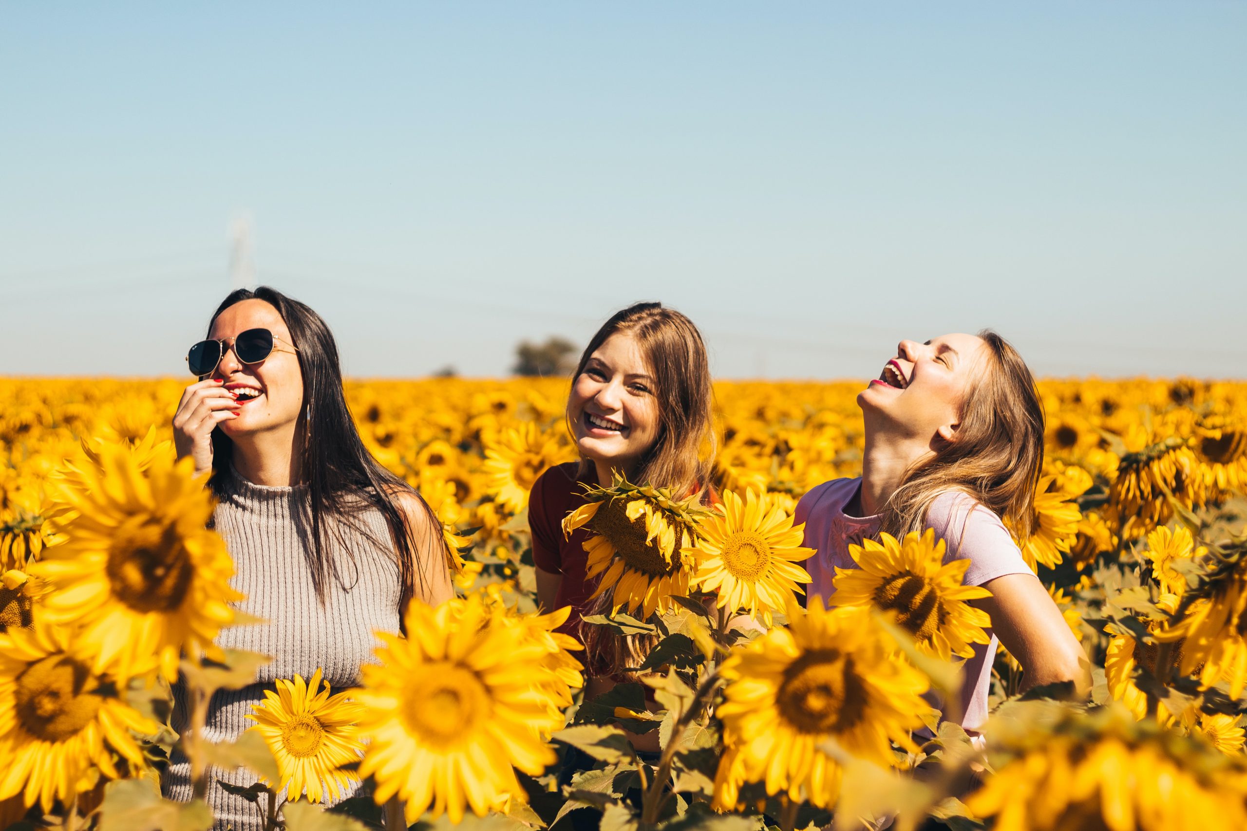 donne che si abbracciano